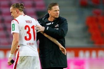 Kölns Markus Gisdol (re.) bedankt sich nach dem Mainz.Spiel bei Marius Wolf. Nach der Patie zog der FC die Notbremse und stellte den Trainer frei.