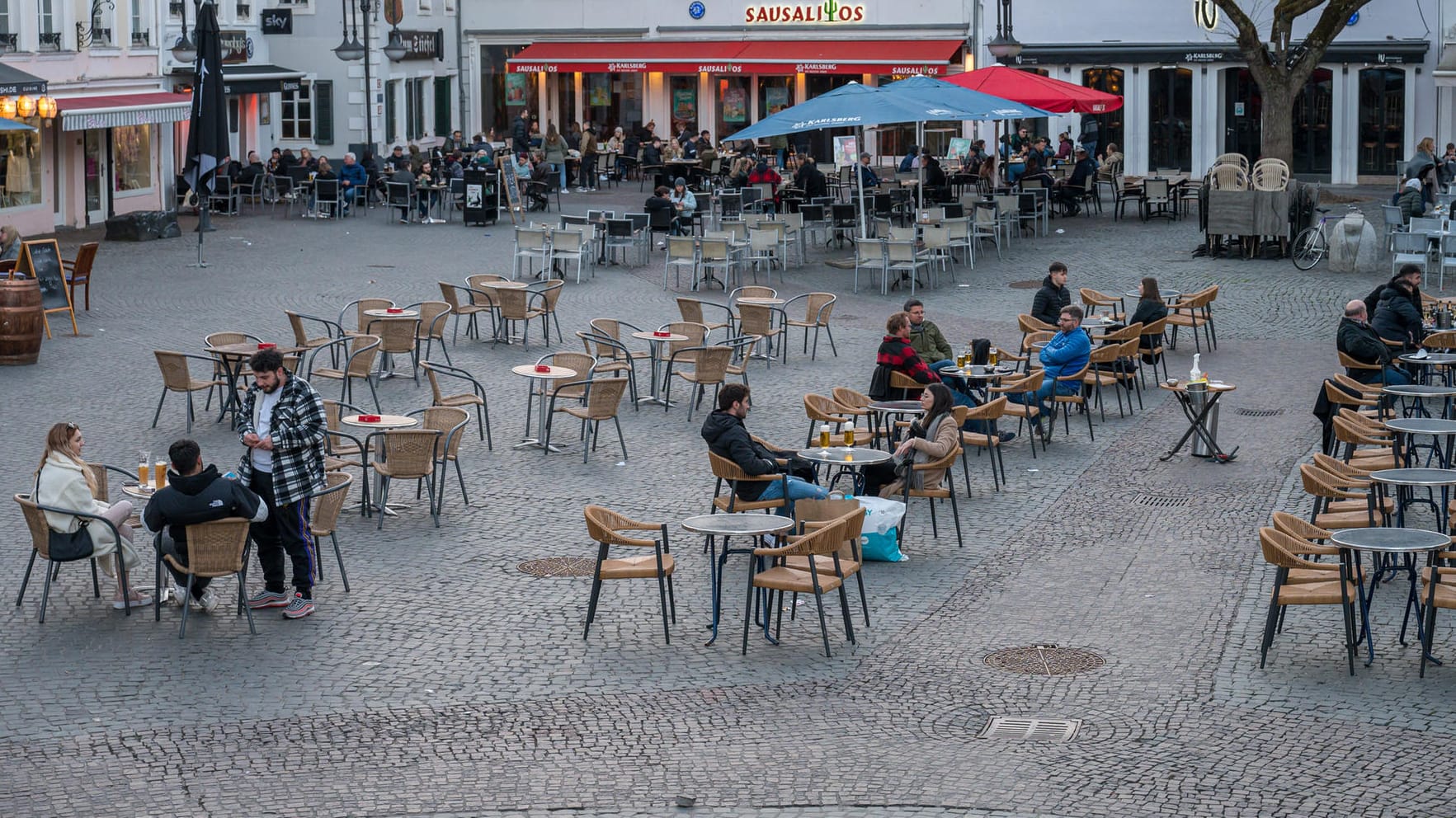 Außengastronomie in Saarbrücken: Dort ist im Rahmen eines Modellprojekts eingeschränkt wieder geöffnet.