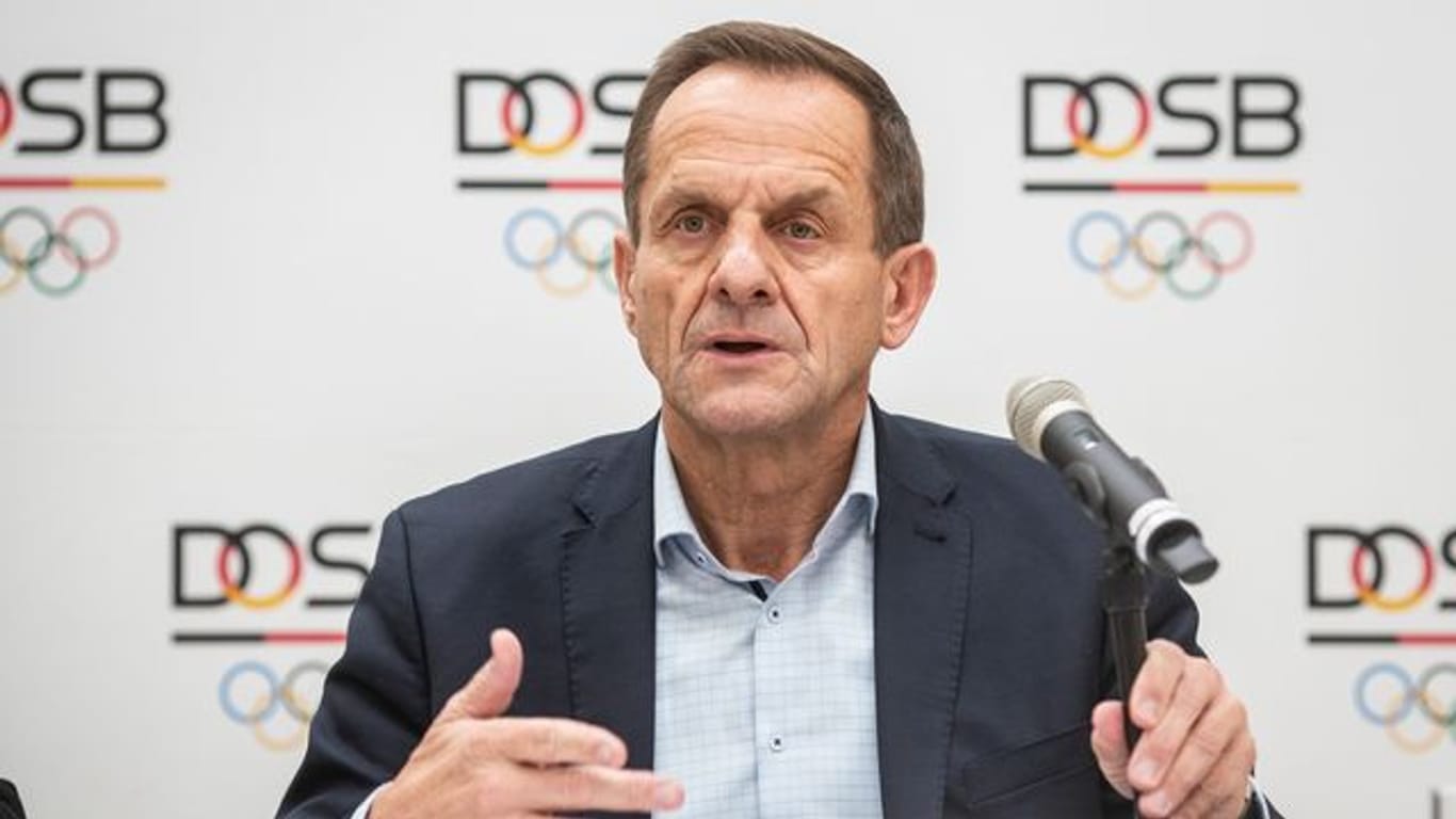 Alfons Hörmann, Präsident des Deutschen Olympischen Sportbundes, spricht in der DOSB-Zentrale bei einer Pressekonferenz.