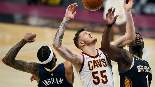 Brandon Ingram (l) und Zion Williamson (r) im Kampf um den Ball mit Isaiah Hartenstein von den Cleveland Cavaliers. Brandon Ingram (l) und Zion Williamson (r) im Kampf um den Ball mit Isaiah Hartenstein von den Cleveland Cavaliers.
