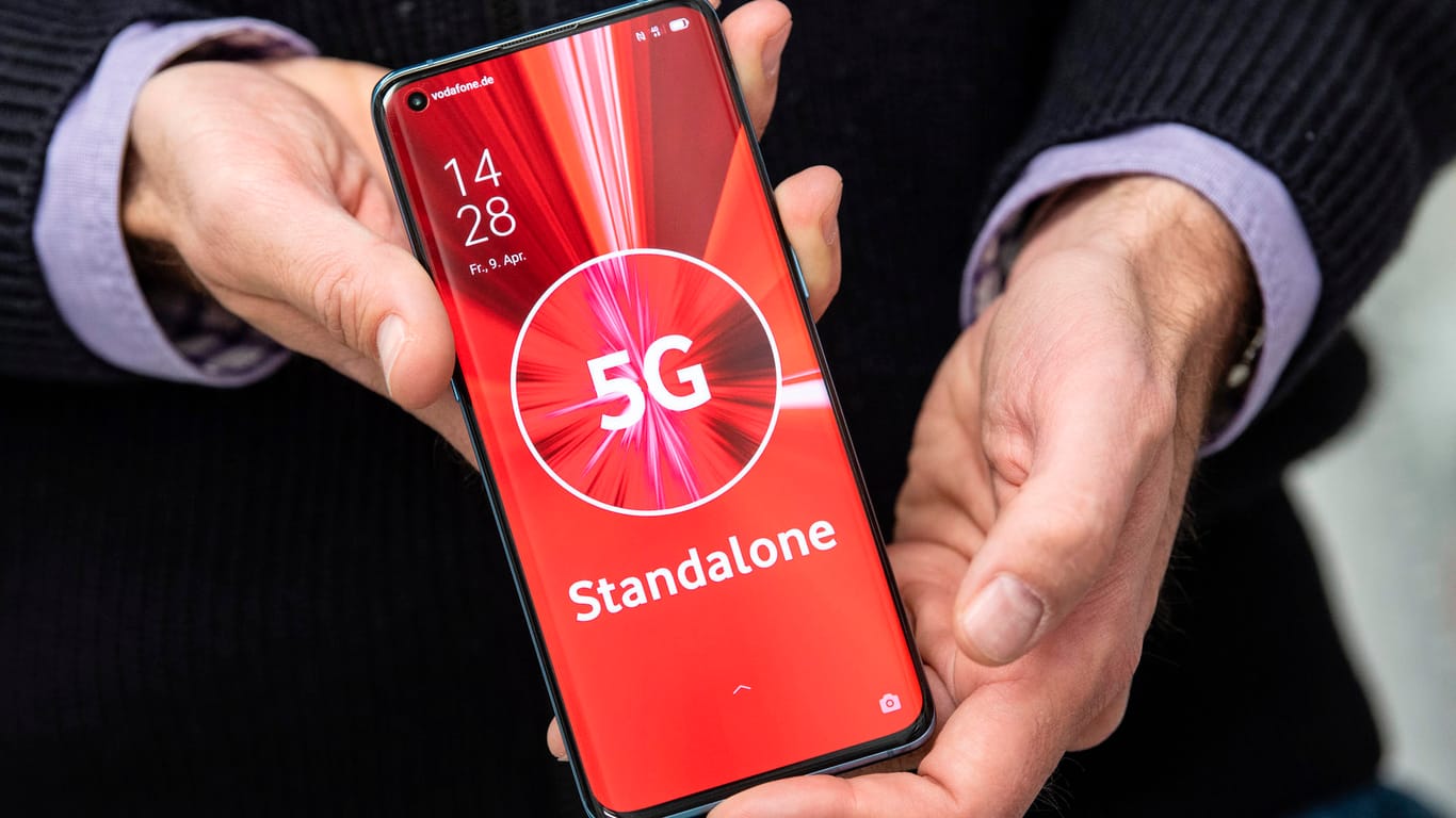 "5G Standalone" steht auf dem Display eines Smartphones: In Frankfurt wurde der erste Vodafone-Mobilfunkstandort in Betrieb genommen, an dem die Technik komplett auf 5G setzt.