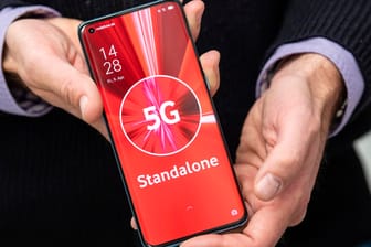 "5G Standalone" steht auf dem Display eines Smartphones: In Frankfurt wurde der erste Vodafone-Mobilfunkstandort in Betrieb genommen, an dem die Technik komplett auf 5G setzt.