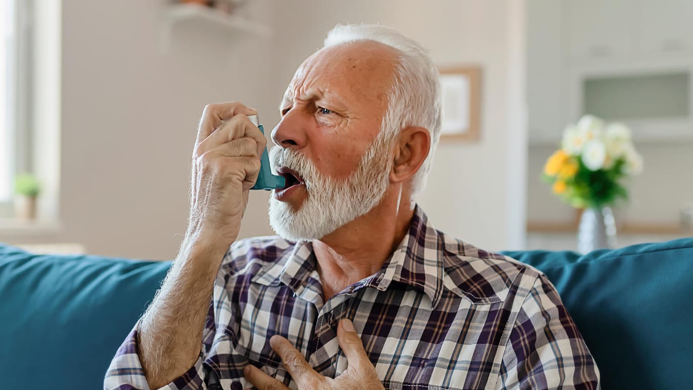 Asthmaspray (Symbolbild): Inhaliertes Kortison könnte nicht nur Asthmatikern helfen, sondern auch Corona-Patienten.