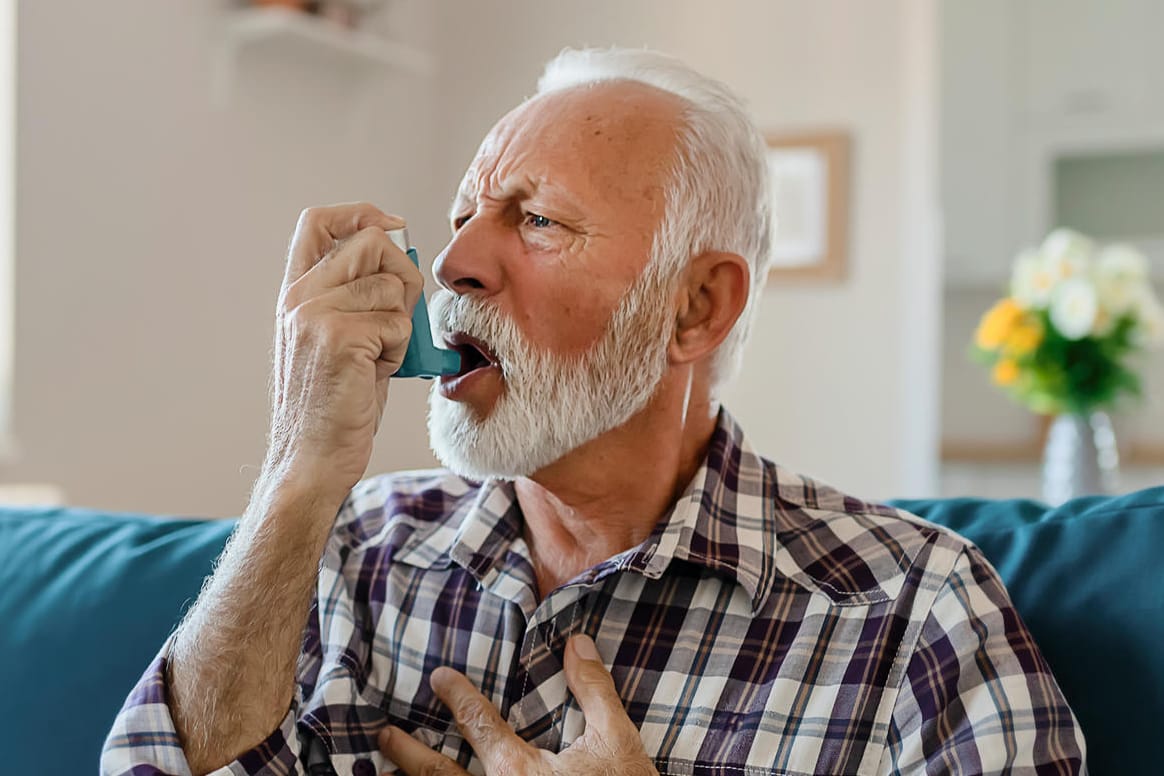 Asthmaspray (Symbolbild): Inhaliertes Kortison könnte nicht nur Asthmatikern helfen, sondern auch Corona-Patienten.