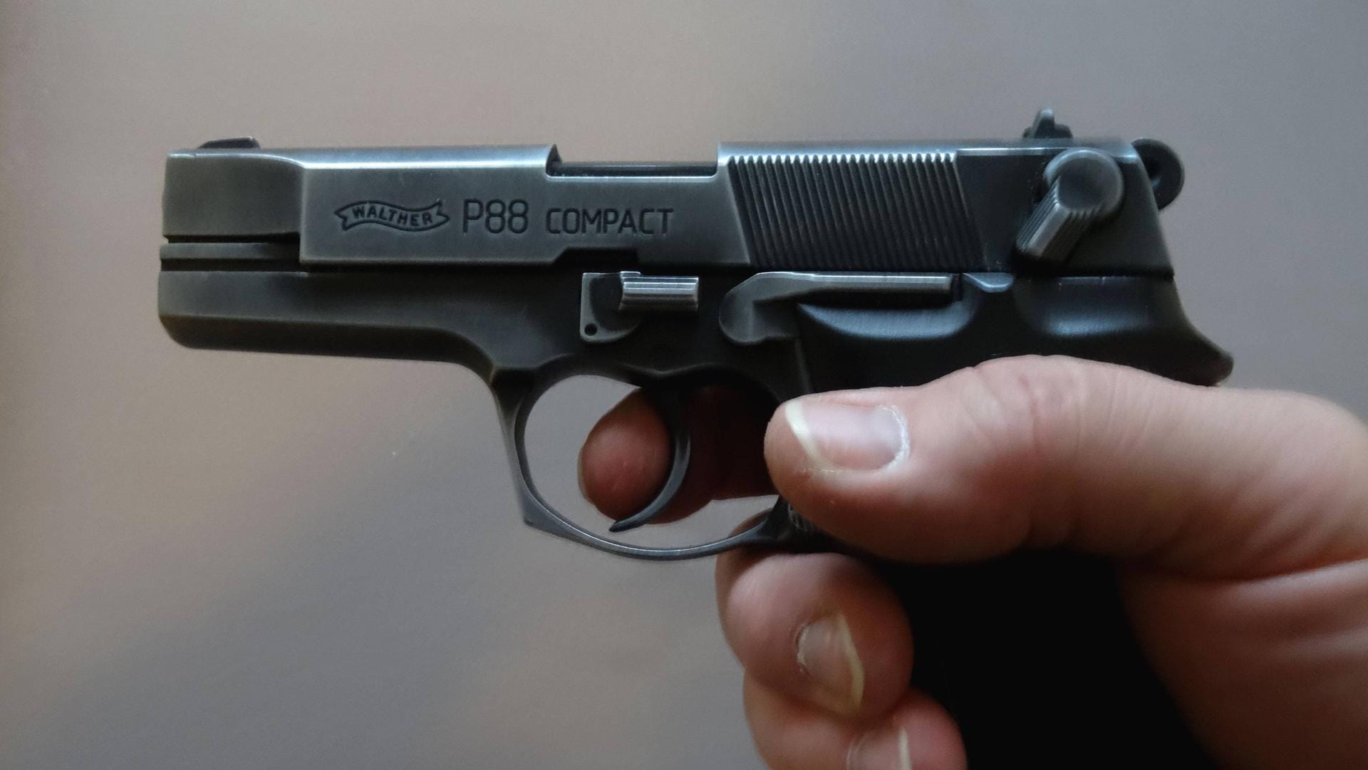 Eine Schreckschusspistole (Symbolbild): In Essen hat ein 25-Jähriger Bundespolizisten bedroht. Eine Schreckschusspistole (Symbolbild): In Essen hat ein 25-Jähriger Bundespolizisten bedroht.