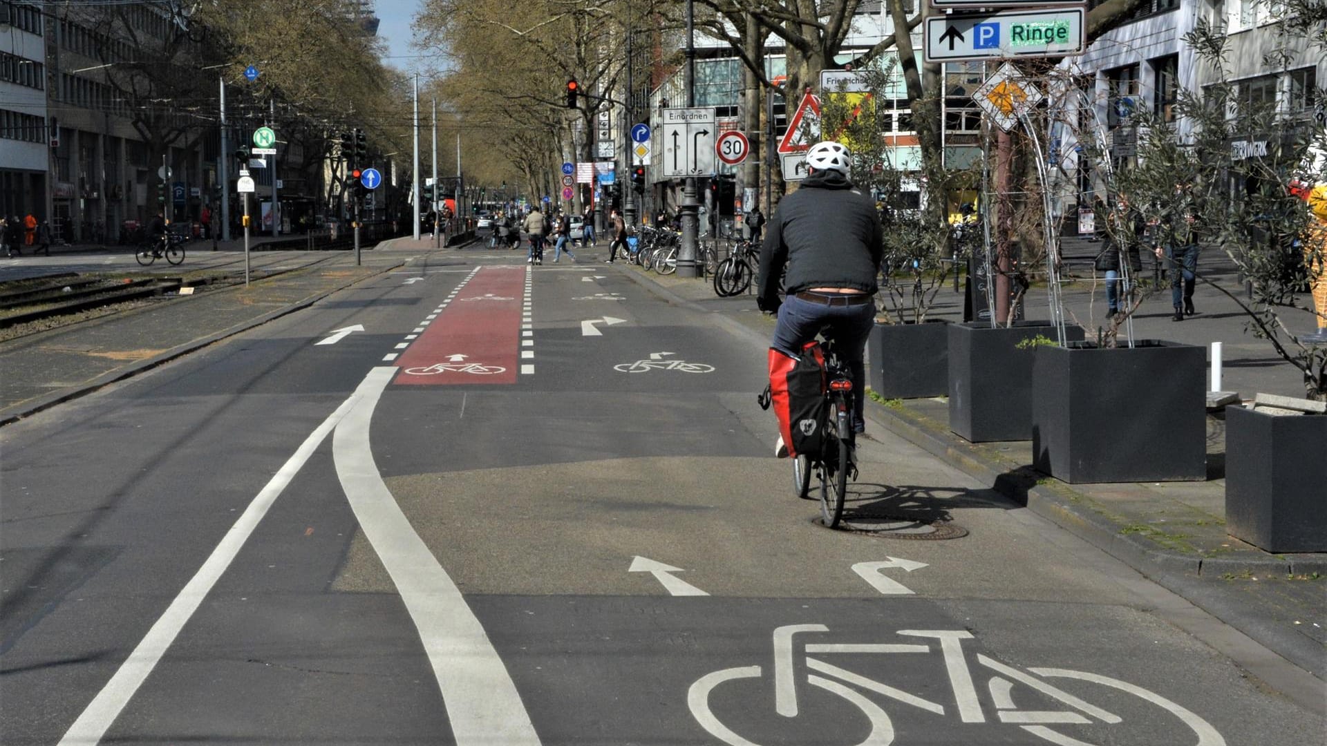 Ein Radler auf einer breiten, separaten Fahrradspur am Zülpicher Platz: Fahrrad-Aktivisten wollen in Köln mehr und mehr Autospuren zu Radwegen umfunktionieren.