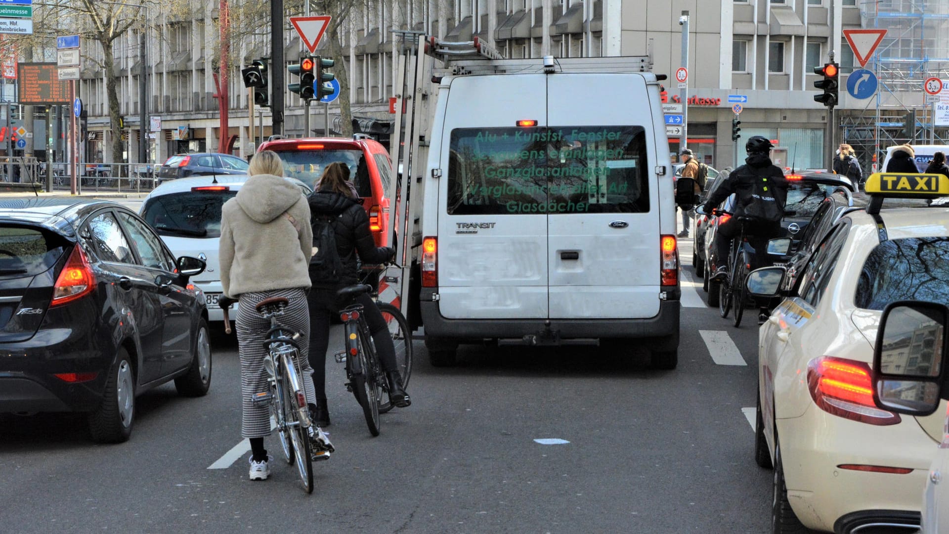 Am Barbarossaplatz müssen Radler sich zwischen Autos und Lkw behaupten, um am Verkehr teilzunehmen: Die Probleme sind hier bislang ungelöst.