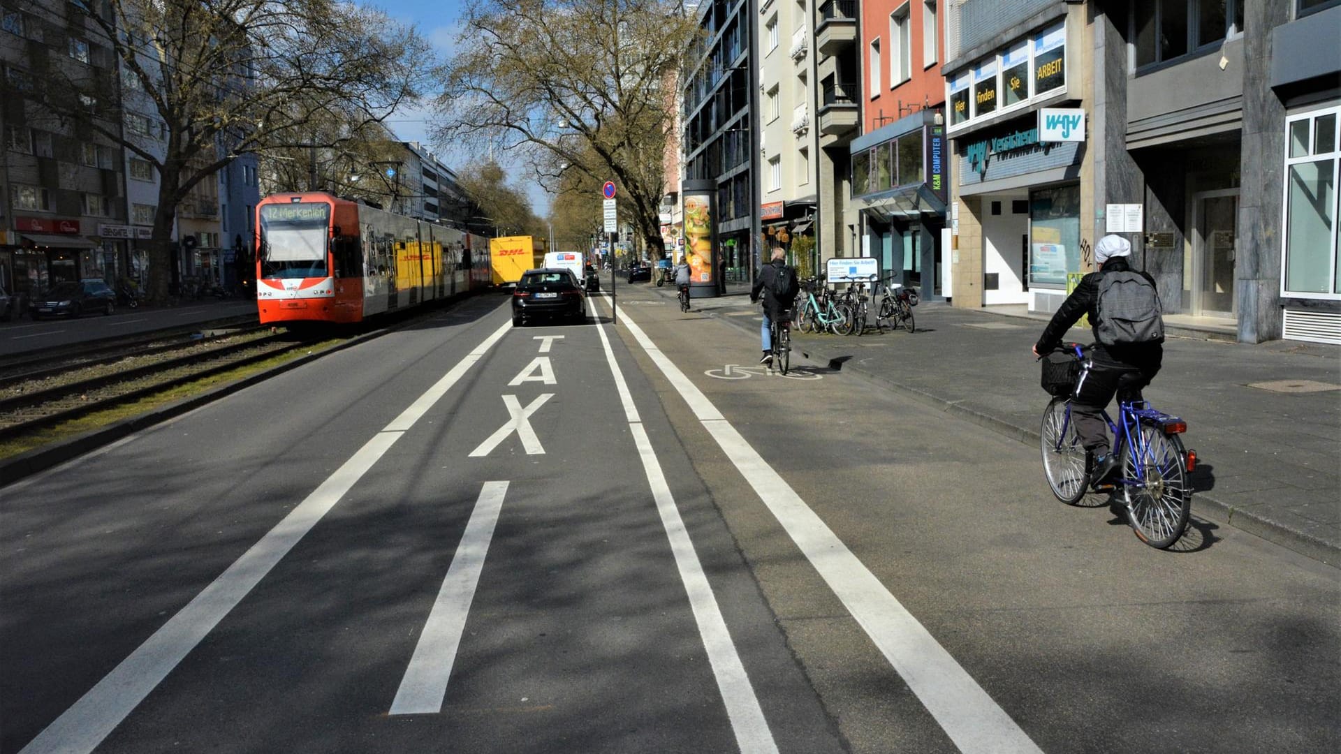 Radspur, Lieferzone und Taxistand auf dem Hohenstaufenring: Auf immer mehr Abschnitten der Kölner Ringe wurden Autospuren zu Radwegen.