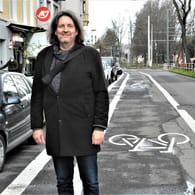 Reinhold Goss (56) steht auf dem Radweg des Ubierrings: Der Kölner will den Ausbau des Radverkehrs beschleunigen.