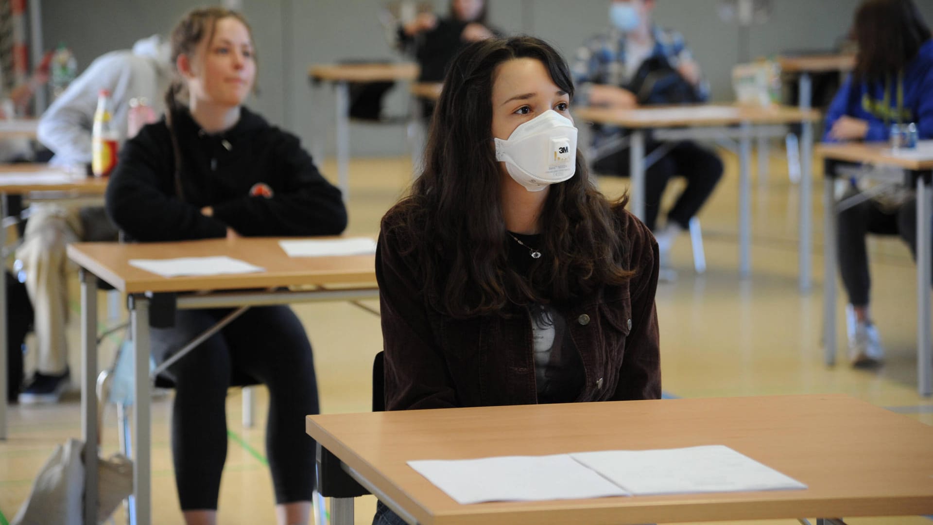 Schülerinnen in einer Abiturprüfung (Archivbild): In NRW dürfen auch nicht auf Corona getestete Schülerinnen und Schüler an den Prüfungen teilnehmen. Schülerinnen in einer Abiturprüfung (Archivbild): In NRW dürfen auch nicht auf Corona getestete Schülerinnen und Schüler an den Prüfungen teilnehmen.