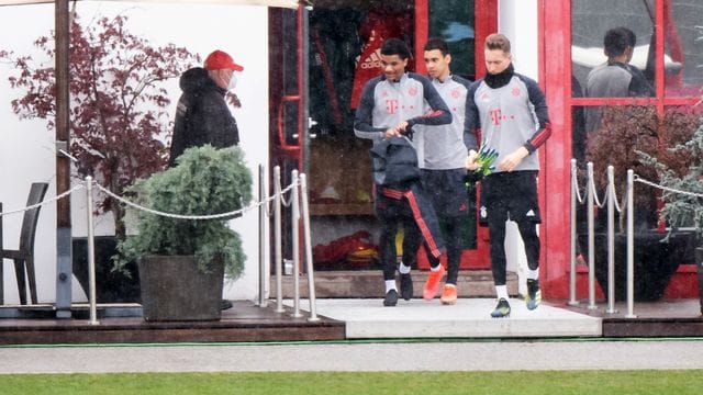 Die Spieler von Bayern München begeben sich zum Abschlusstraining.