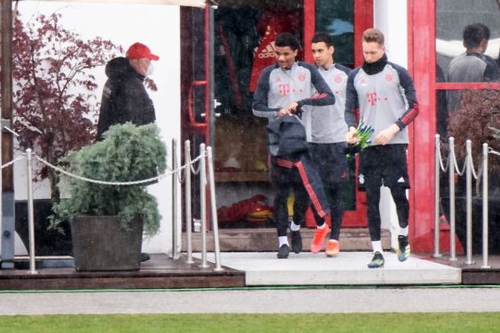 Die Spieler von Bayern München begeben sich zum Abschlusstraining.