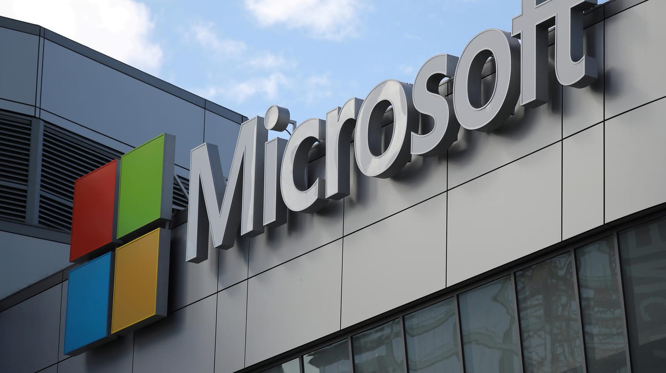 Microsoft-Logo auf einem Bürogebäude: Der Windows-Hersteller will offenbar das auf Sprachsoftware spezialisierte Unternehmen Nuance kaufen.