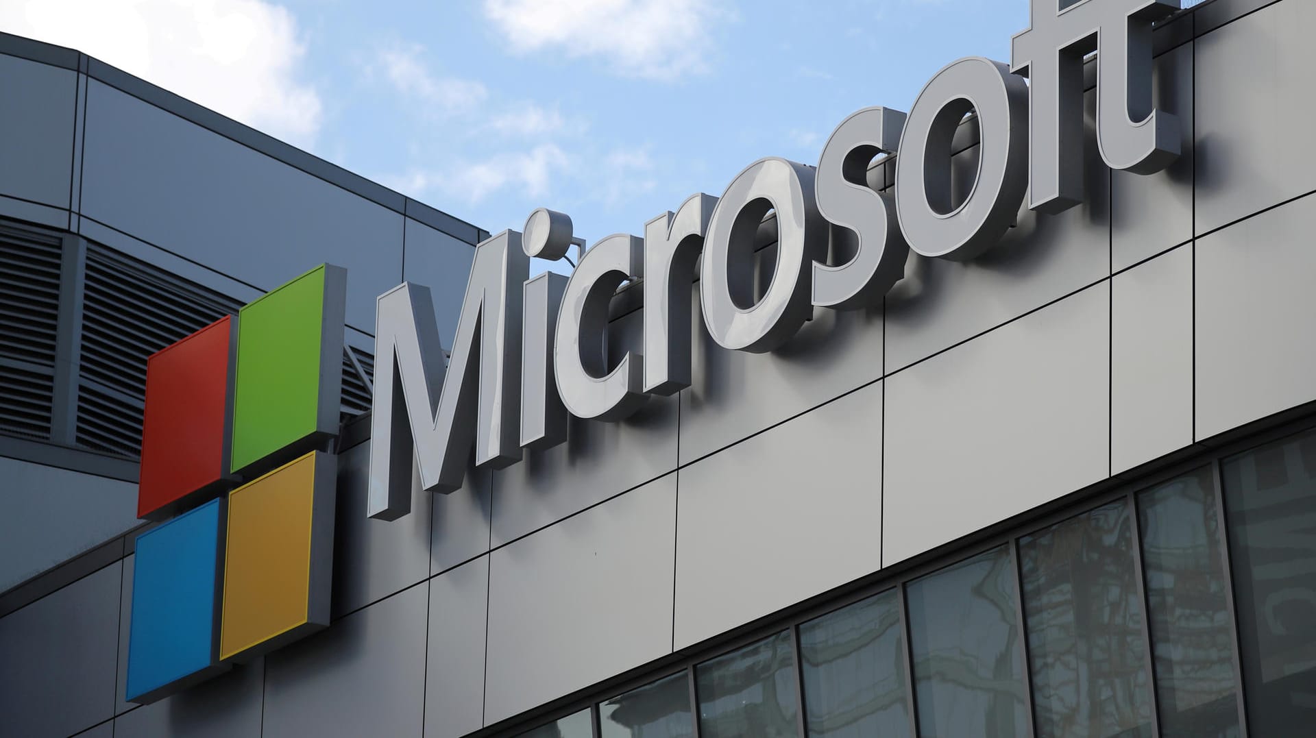 Microsoft-Logo auf einem Bürogebäude: Der Windows-Hersteller will offenbar das auf Sprachsoftware spezialisierte Unternehmen Nuance kaufen. Microsoft-Logo auf einem Bürogebäude: Der Windows-Hersteller will offenbar das auf Sprachsoftware spezialisierte Unternehmen Nuance kaufen.