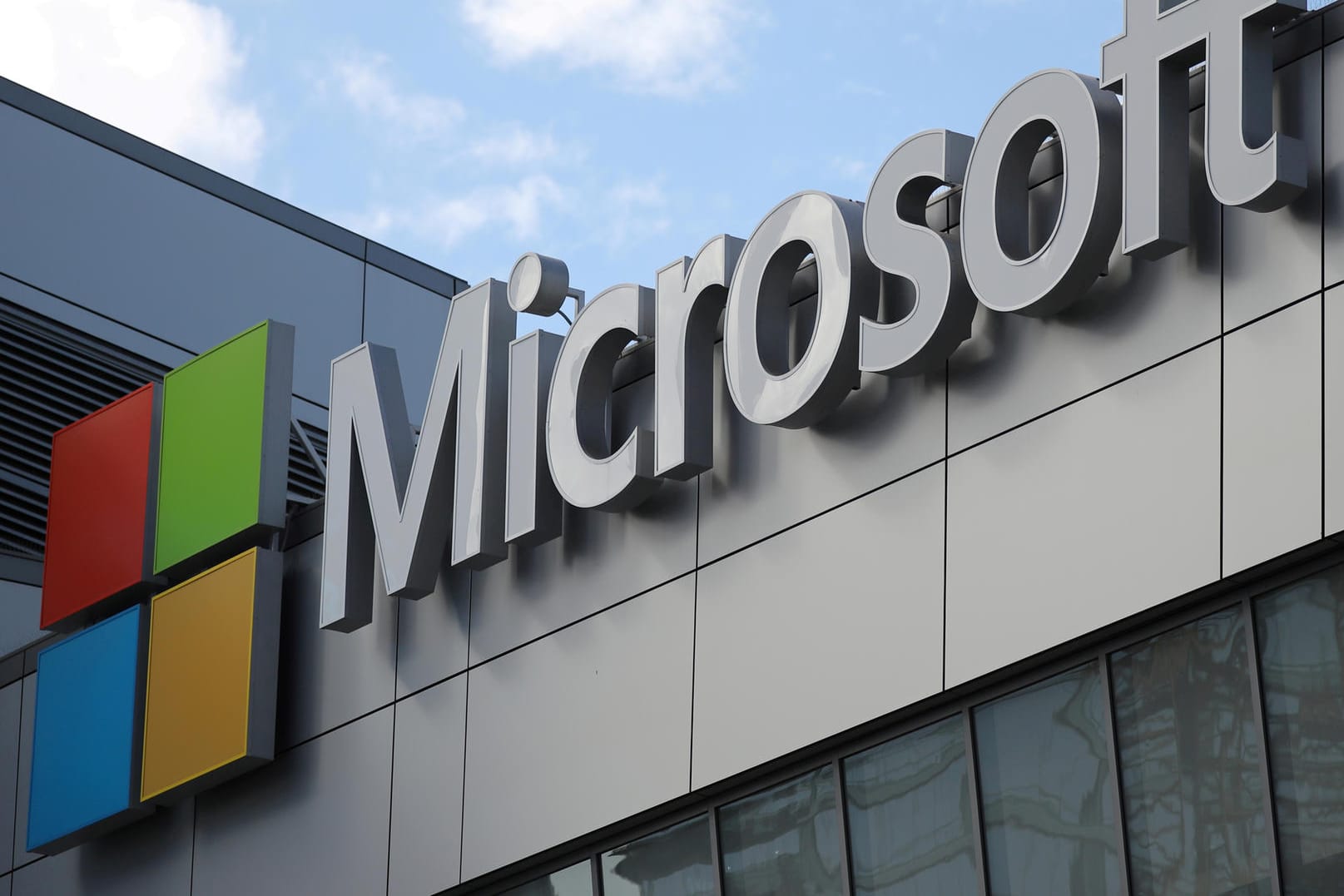 Microsoft-Logo auf einem Bürogebäude: Der Windows-Hersteller will offenbar das auf Sprachsoftware spezialisierte Unternehmen Nuance kaufen.