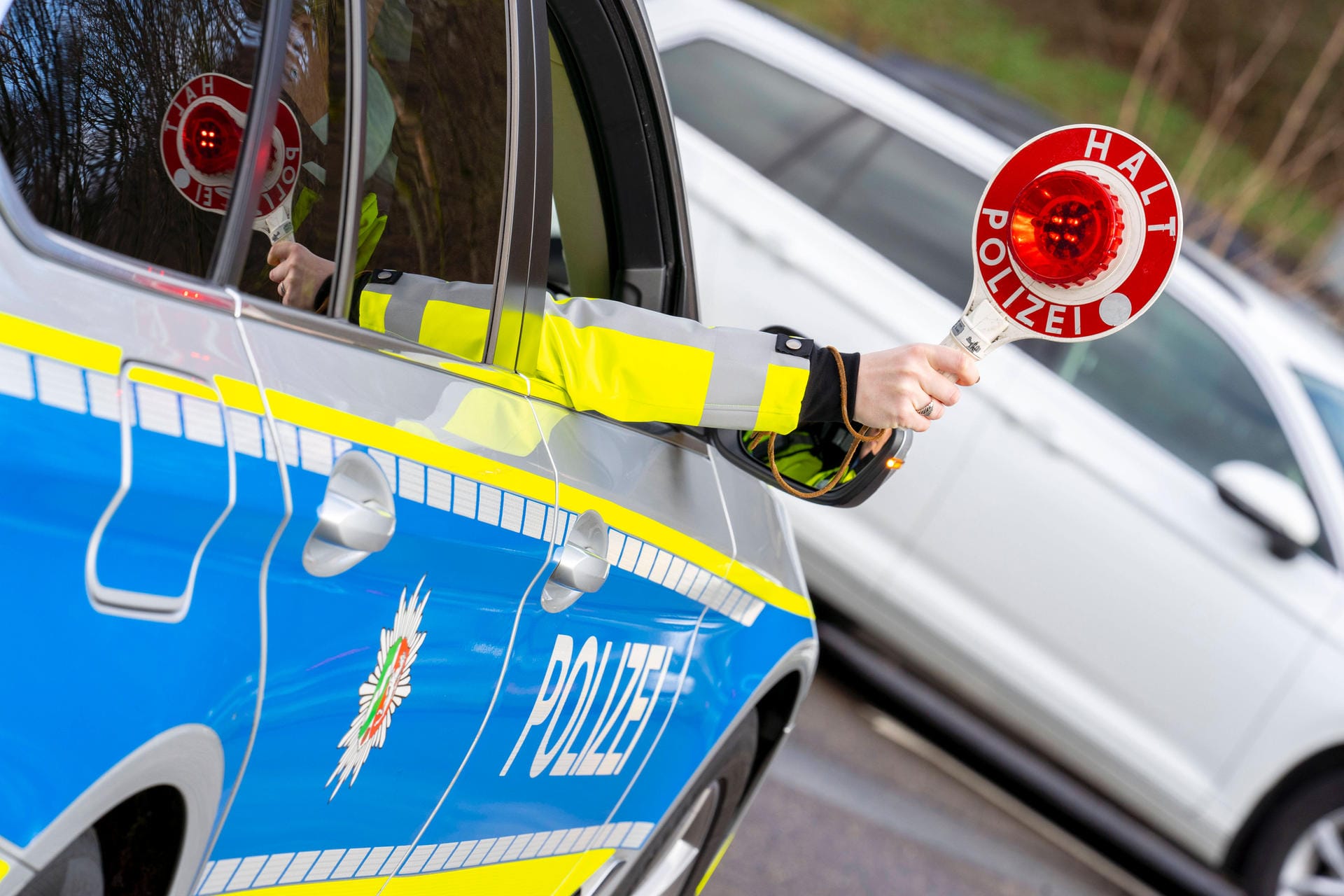 Eine Verkehrskontrolle der Polizei (Symbolbild): Eine Streife schnappte den Mann nach seiner Unfallflucht.