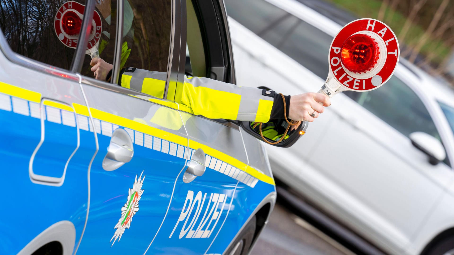 Eine Verkehrskontrolle der Polizei (Symbolbild): Eine Streife schnappte den Mann nach seiner Unfallflucht.