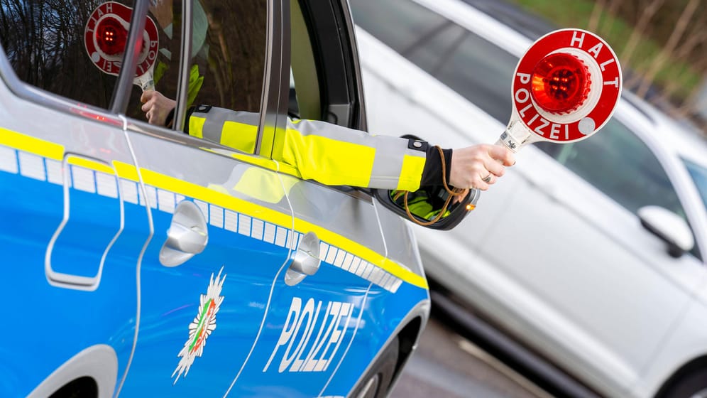 Eine Verkehrskontrolle der Polizei (Symbolbild): Eine Streife schnappte den Mann nach seiner Unfallflucht.