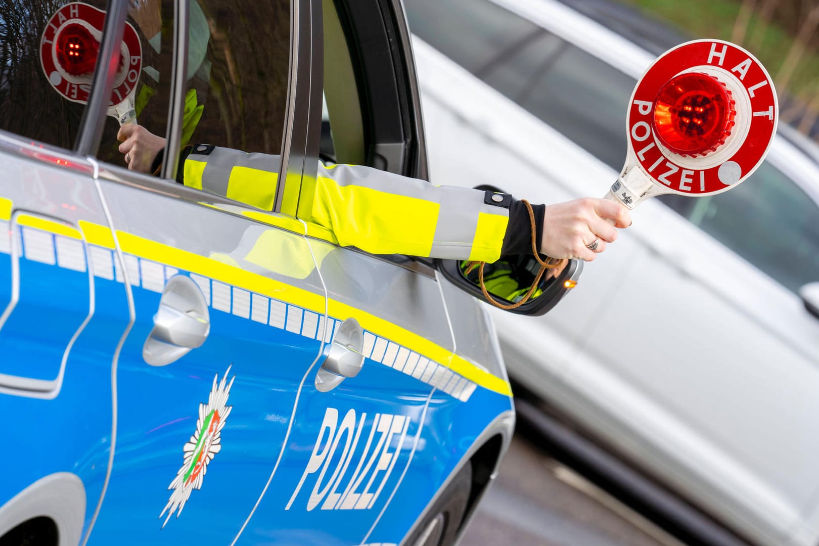 Eine Verkehrskontrolle der Polizei (Symbolbild): Eine Streife schnappte den Mann nach seiner Unfallflucht.