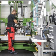 Ein Arbeiter eines Automobilzulieferers (Symbolbild): Besonders die Nachfrage aus Asien stärkt die deutsche Industrie.