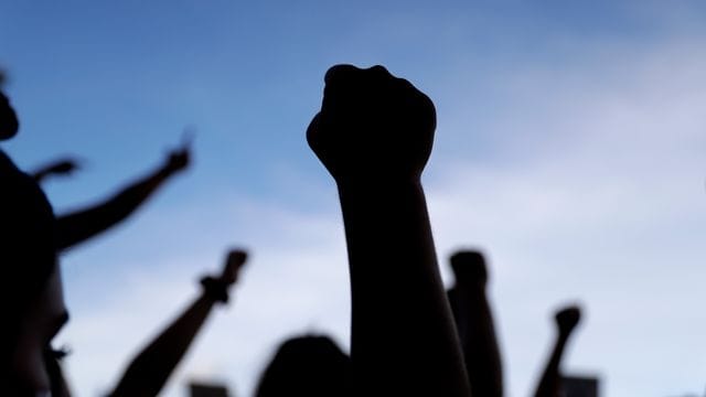 Demonstranten strecken während eines Protests gegen den Tod von George Floyd ihre Fäuste in die Höhe (Archiv).