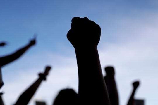 Demonstranten strecken während eines Protests gegen den Tod von George Floyd ihre Fäuste in die Höhe (Archiv).