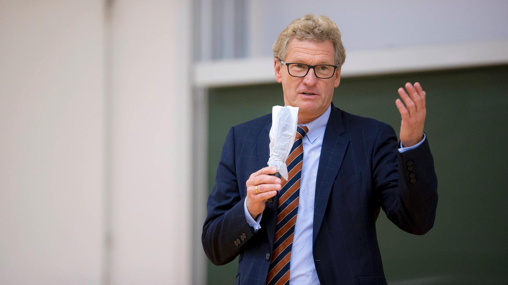 Schleswig-Holsteins Wirtschaftsminister Bernd Buchholz (FDP): Ein Gesetz für bundesweit einheitliche Ausgangssperren lehnt der Landespolitiker ab. Schleswig-Holsteins Wirtschaftsminister Bernd Buchholz (FDP): Ein Gesetz für bundesweit einheitliche Ausgangssperren lehnt der Landespolitiker ab.