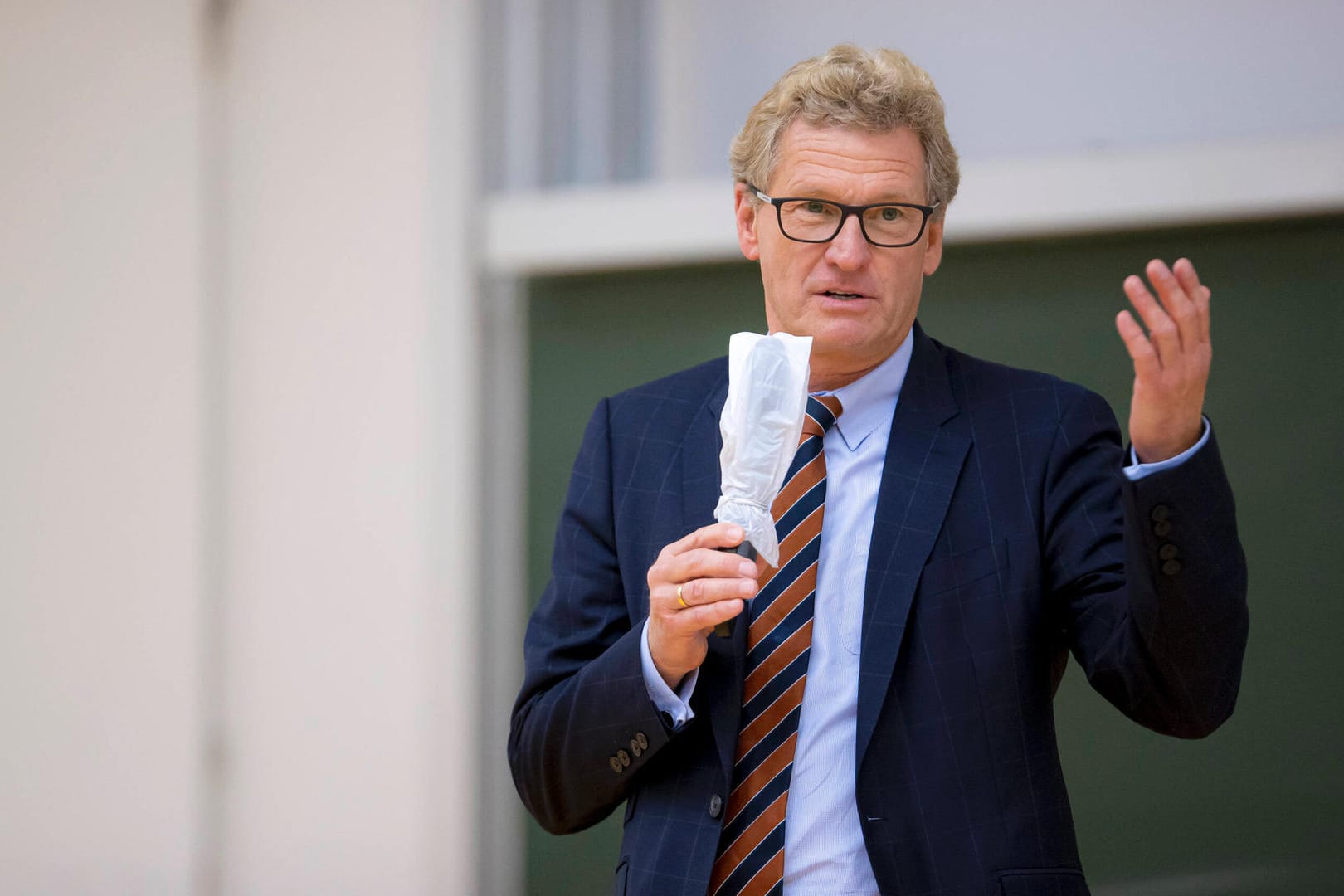 Schleswig-Holsteins Wirtschaftsminister Bernd Buchholz (FDP): Ein Gesetz für bundesweit einheitliche Ausgangssperren lehnt der Landespolitiker ab.