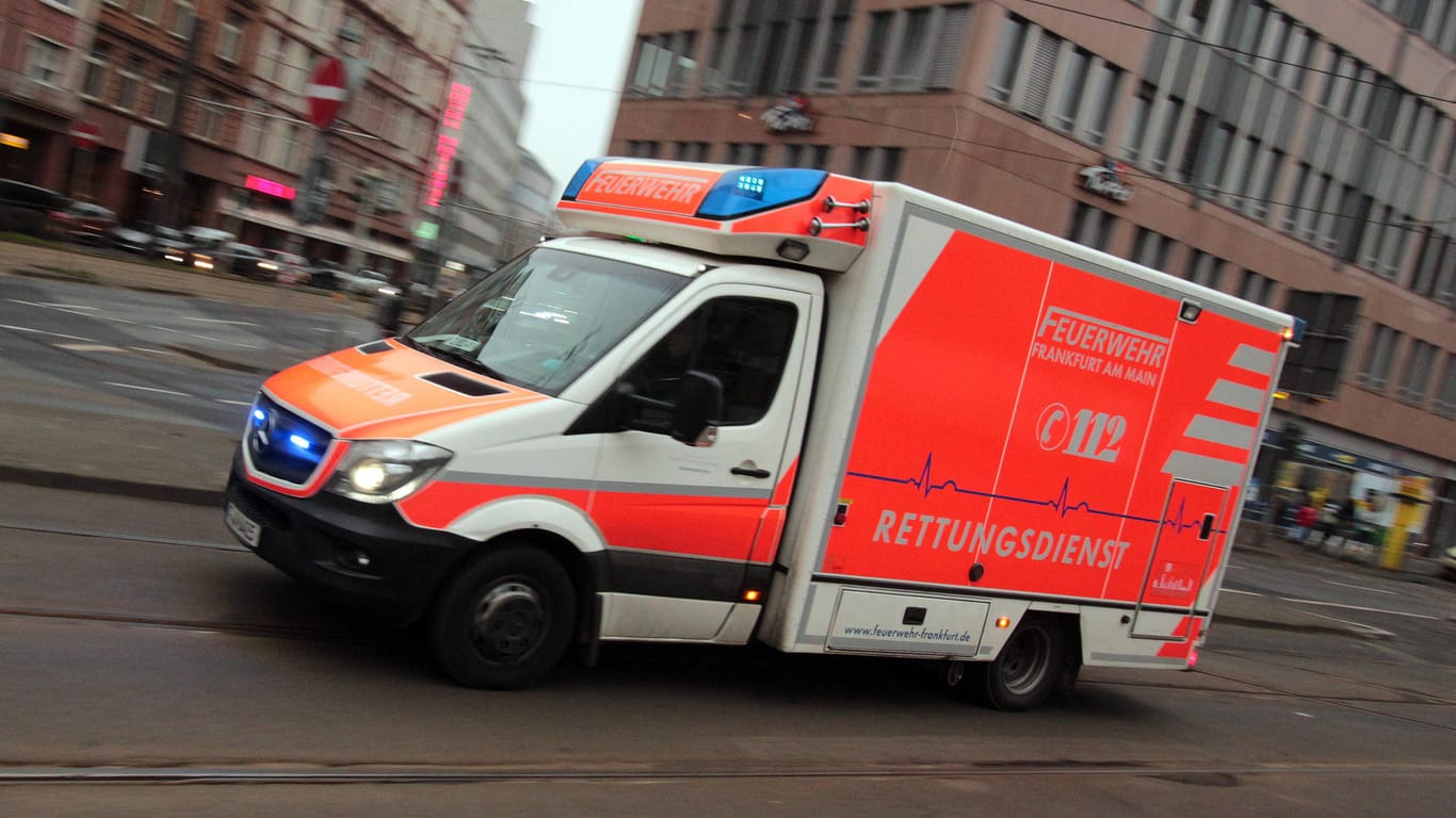 Ein Krankenwagen während der Fahrt (Symbolbild): Bei einem Unfall in Bielefeld wurden vier Personen verletzt.