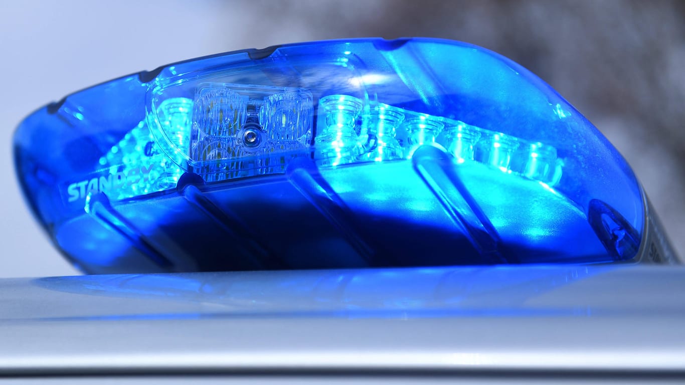 Ein Blaulicht auf einem Streifenwagen (Symbolbild): Die Polizei musste die Tür zu einer Wohnung gewaltsam öffnen, um eine Frau vor häuslicher Gewalt zu schützen.