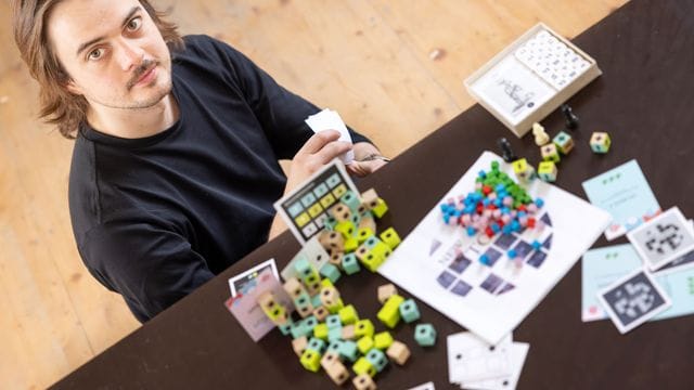 Der Spieleentwickler Janosh Kozák entwirft Brettspiele, die er an einen Spieleverlag verkauft oder mit der Crowdfunding-Plattform Kickstarter finanziert.