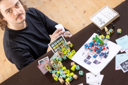 Der Spieleentwickler Janosh Kozák entwirft Brettspiele, die er an einen Spieleverlag verkauft oder mit der Crowdfunding-Plattform Kickstarter finanziert.