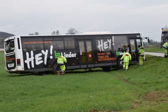 Linienbus im Feld: Der Fahrer war betrunken.
