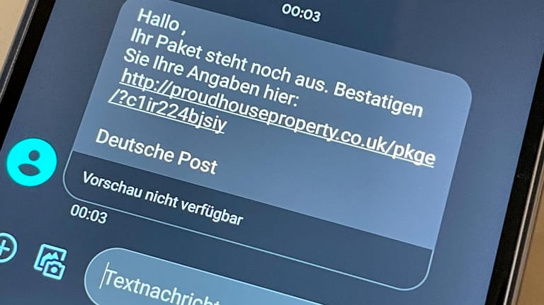 Falsche Paket-SMS im Namen der Deutschen Post: Wer aktuell solche oder ähnliche SMS bekommt, löscht sie besser sofort und klickt keinesfalls auf Links.