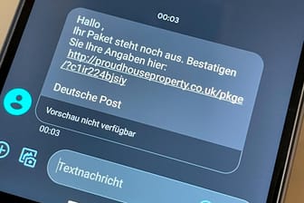 Falsche Paket-SMS im Namen der Deutschen Post: Wer aktuell solche oder ähnliche SMS bekommt, löscht sie besser sofort und klickt keinesfalls auf Links.