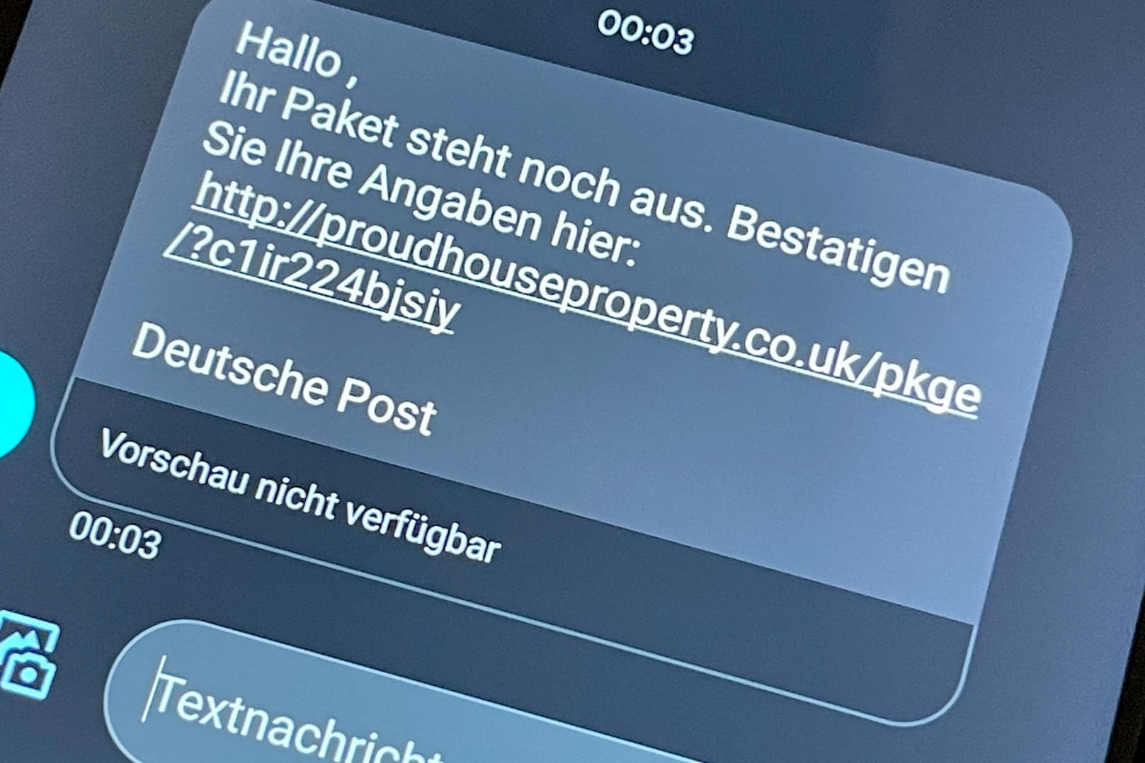 Falsche Paket-SMS im Namen der Deutschen Post: Wer aktuell solche oder ähnliche SMS bekommt, löscht sie besser sofort und klickt keinesfalls auf Links.