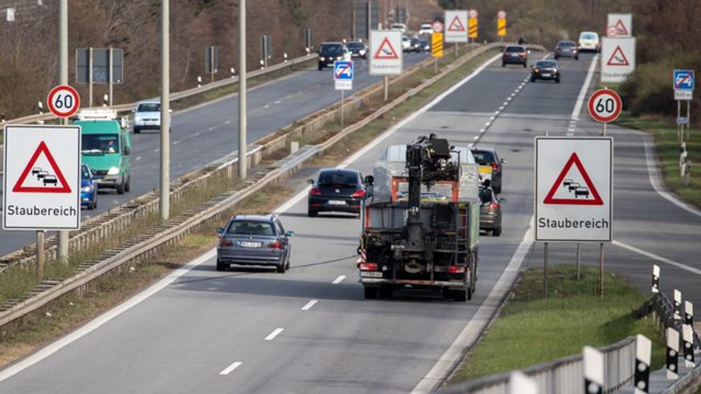 Die A73 (Frankenschnellweg), stadteinwärts Richtung Nürnberg kurz vor einer Ampelkreuzung: Der Bund Naturschutz will weiter gegen den Ausbau der Autobahn klagen.