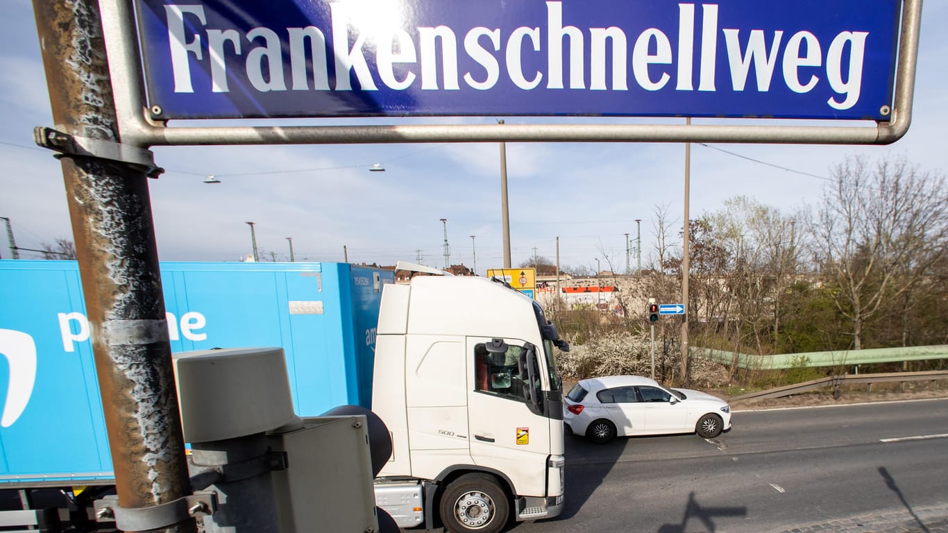 "Frankenschnellweg" steht auf einem Straßenschild an einer Ampelkreuzung in Nürnberg: Als Frankenschnellweg wird der fränkische Teil der Autobahn 73 zwischen Feucht und Suhl in Thüringen bezeichnet.