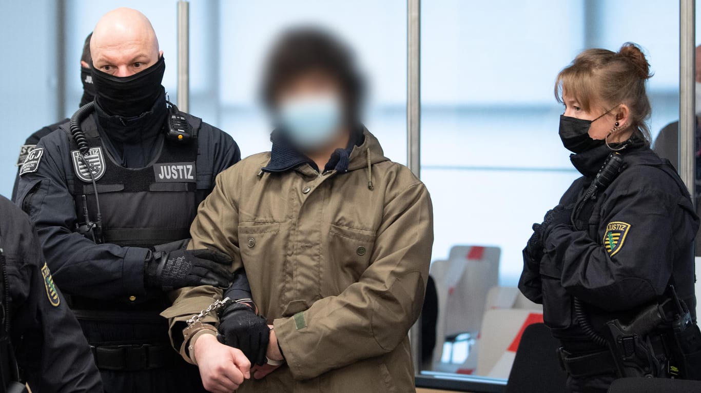 Der 21-jährige Tatverdächtige zu Prozessbeginn: Der Syrer muss sich für eine tödliche Messerattack auf Touristen in Dresden verantworten.