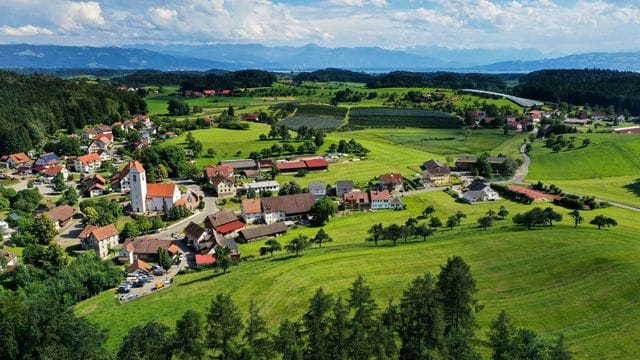 Viele Menschen wollen im Alter lieber im Grünen leben als in der Stadt.