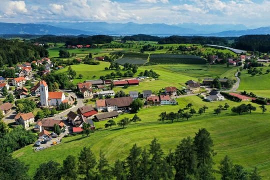 Viele Menschen wollen im Alter lieber im Grünen leben als in der Stadt.