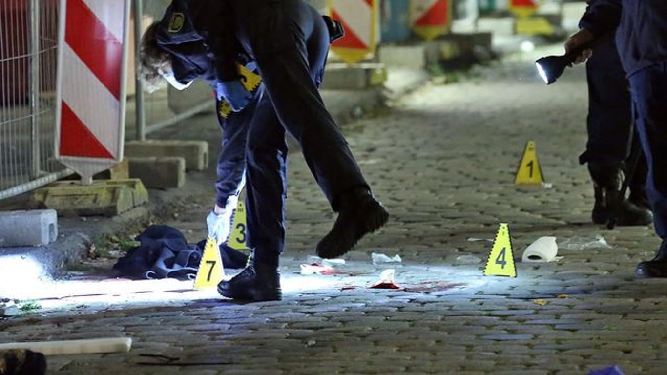 Ein Kriminaltechniker sichert im Oktober 2020 am Tatort in Dresden Spuren.