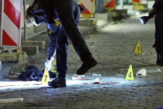 Ein Kriminaltechniker sichert im Oktober 2020 am Tatort in Dresden Spuren.