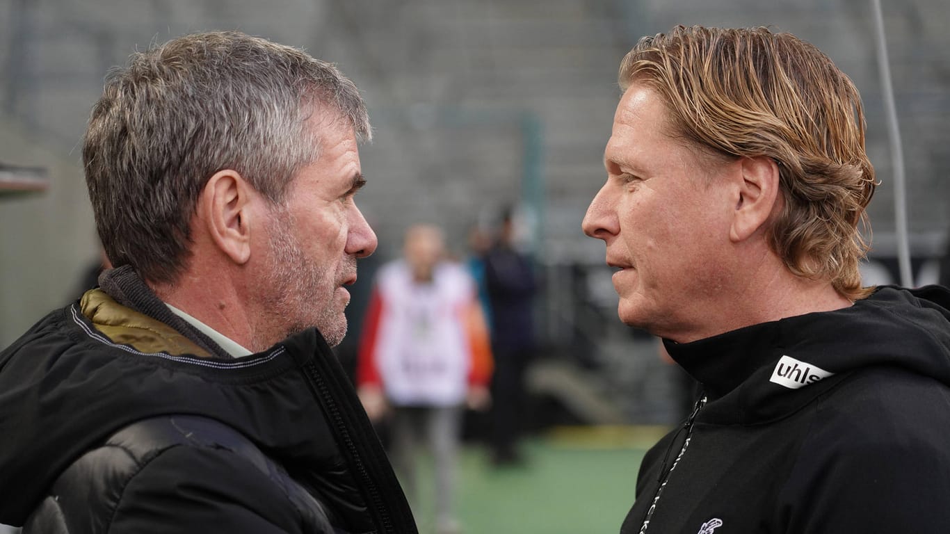 Friedhelm Funkel (l.) und Markus Gisdol sprechen miteinander (Archivbild): Funkel ist nun die letzte Chance für den FC.
