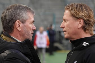 Friedhelm Funkel (l.) und Markus Gisdol sprechen miteinander (Archivbild): Funkel ist nun die letzte Chance für den FC.