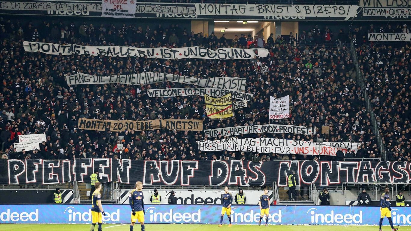 19. Februar 2018: Frankfurt-Fans protestieren beim ersten Montagsspiel überhaupt gegen Montagsspiele.
