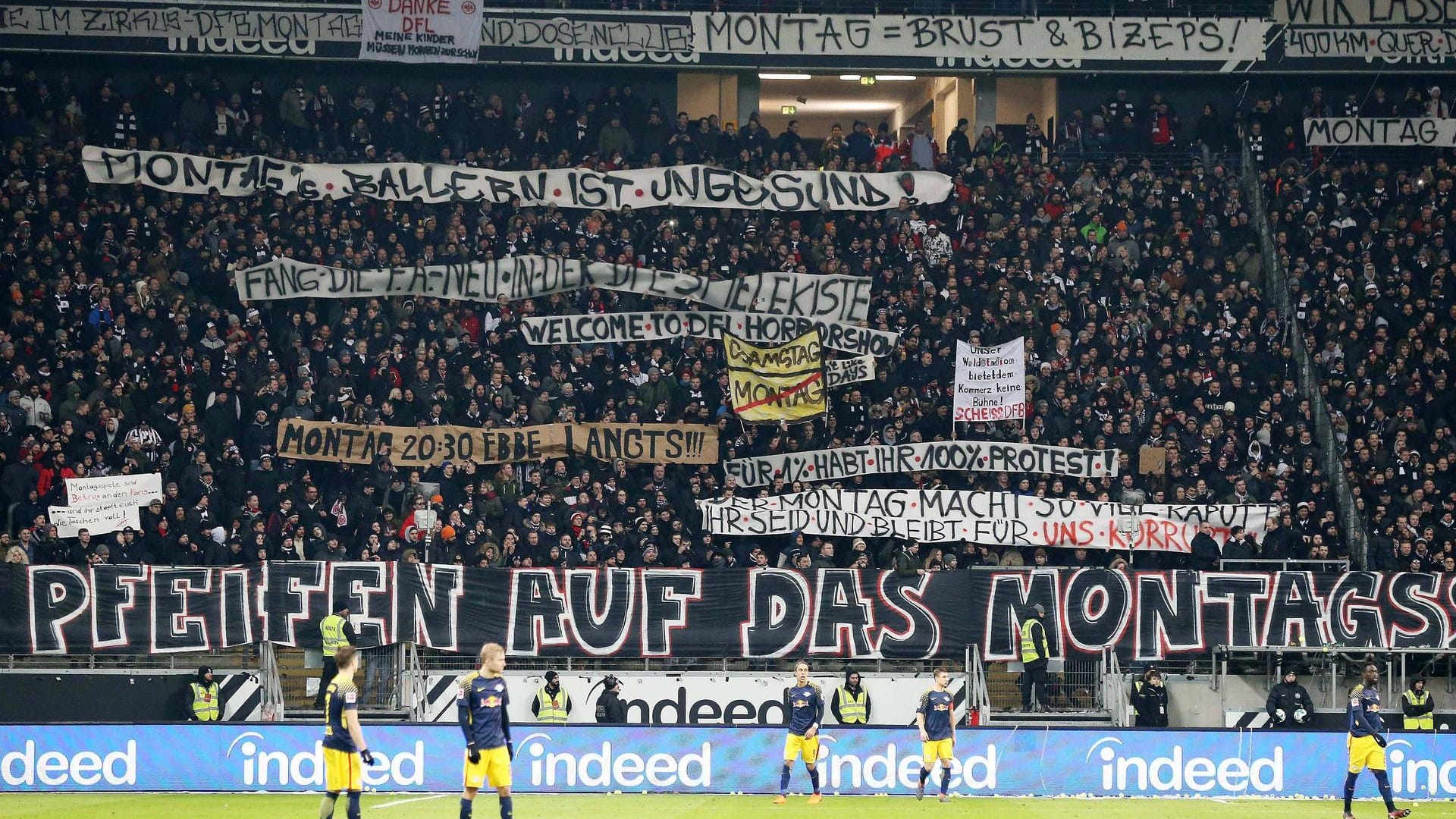 19. Februar 2018: Frankfurt-Fans protestieren beim ersten Montagsspiel überhaupt gegen Montagsspiele. 19. Februar 2018: Frankfurt-Fans protestieren beim ersten Montagsspiel überhaupt gegen Montagsspiele.