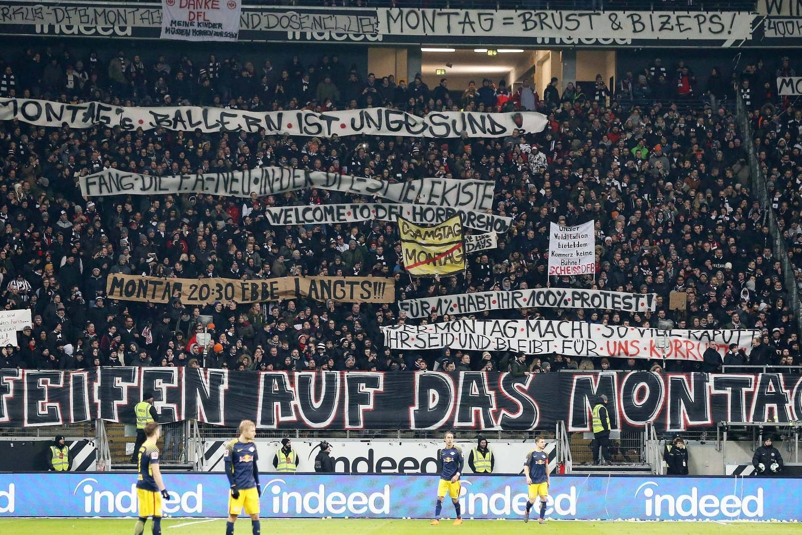 19. Februar 2018: Frankfurt-Fans protestieren beim ersten Montagsspiel überhaupt gegen Montagsspiele. 19. Februar 2018: Frankfurt-Fans protestieren beim ersten Montagsspiel überhaupt gegen Montagsspiele.