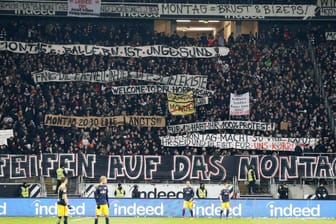 19. Februar 2018: Frankfurt-Fans protestieren beim ersten Montagsspiel überhaupt gegen Montagsspiele.