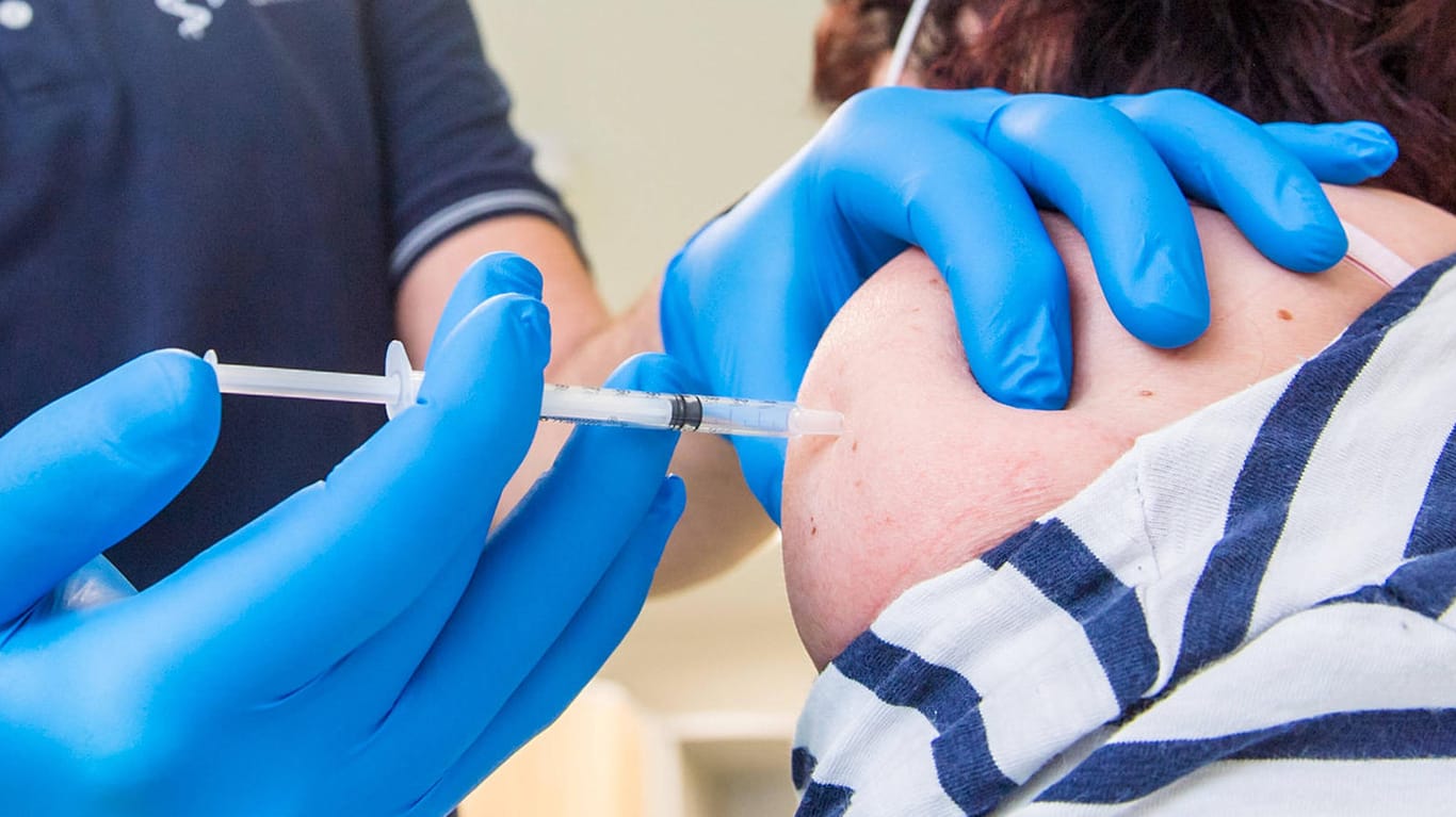 Eine Patientin wird geimpft (Symbolbild): In Wuppertal dürfen sich nun Schwangere und bis zu zwei Kontaktpersonen von ihnen einen Impftermin vereinbaren.